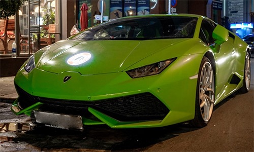 Phan Thành “dắt bò” Lamborghini Huracan hơn 20 tỷ dạo phố