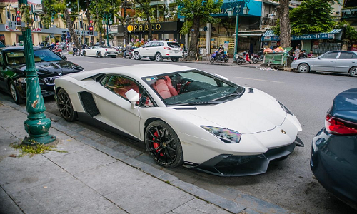 "Chạm mặt" Lamborghini Aventador hơn 30 tỷ tại Hà Nội