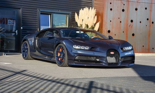 Siêu xe Bugatti Chiron hầm hố với thân xe sợi carbon xanh