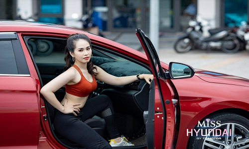 Hút hồn với dàn chân dài Việt đọ dáng xe ôtô Hyundai