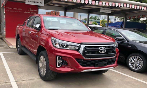 Toyota Hilux giảm giá 30 triệu, thêm phiên bản 1 cầu