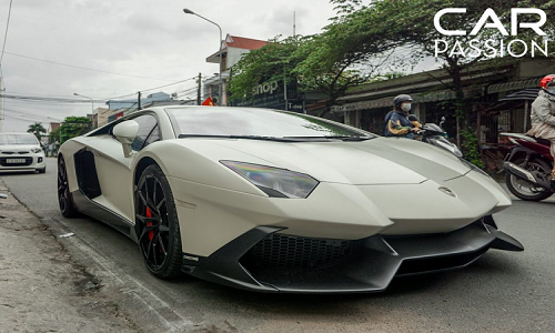 Siêu xe Lamborghini Aventador 50th Anniversario Nam tiến