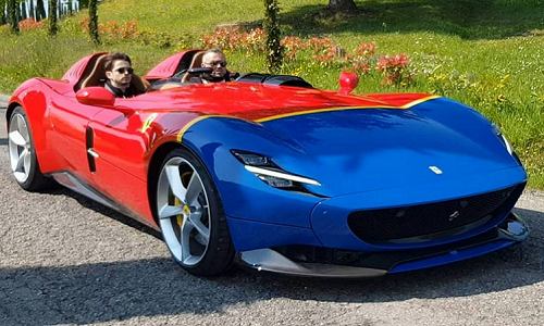 Leclerc và Vettel cưỡi siêu xe Ferrari Monza SP2 hàng độc 