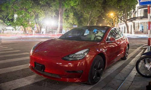 "Chạm mặt" Tesla Model 3 hơn 3 tỷ đồng dạo phố Hà Nội