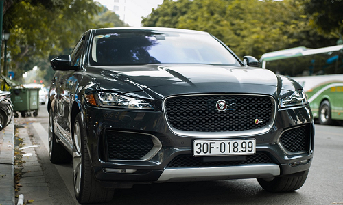 SUV Jaguar F-Pace S độc nhất Việt Nam trên phố Hà Nội