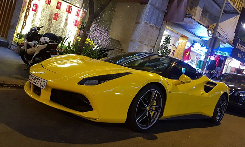 Phan Hoàng cưỡi Ferrari 488 GTB 15 tỷ xuống phố chơi Tết