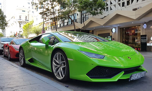 Thiếu gia Phan Hoàng "cưỡi siêu bò" Lamborghini Huracan chơi Tết