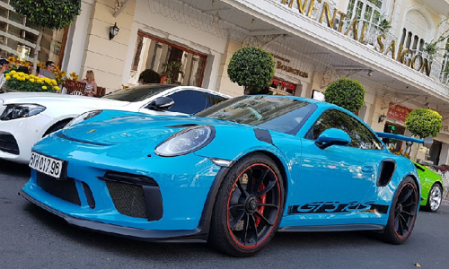 Porsche 911 GT3 RS đọ dáng Lamborghini Huracan ở Sài Gòn