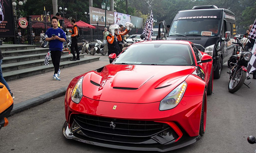 Siêu xe Ferrari F12 Berlinetta hơn 22 tỷ lăn bánh tại Hà Nội 