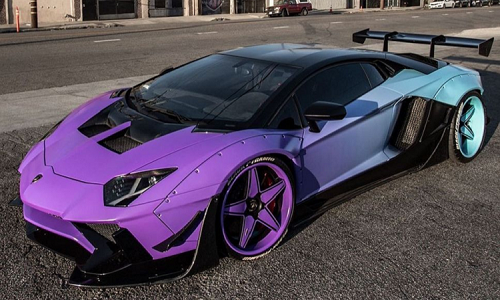 Chris Brown "lột xác" Lamborghini Aventador SV với dàn áo sặc sỡ