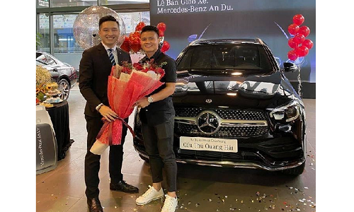 "Soi" Mercedes-Benz GLC 300 gần 2,4 tỷ của cầu thủ Quang Hải