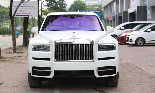 Rolls-Royce Cullinan hơn 40 tỷ, "mới toanh" trên phố Hà Nội