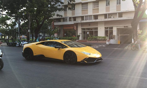 “Săn đuổi” siêu xe Lamborghini Huracan trên phố Sài Gòn