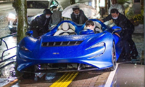 Chi triệu đô tậu McLaren Elva mui trần, trời mưa vẫn mặc áo mưa?