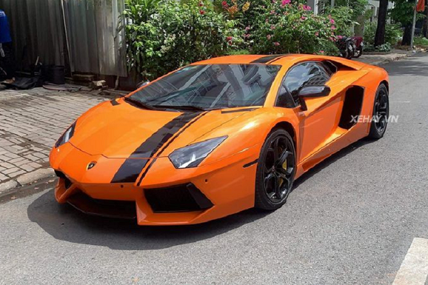 Siêu xe Lamborghini Aventador màu cam nổi bật tại Sài Gòn