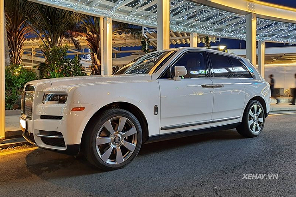 "Bạch mã" Rolls-Royce Cullinan hơn 30 tỷ lăn bánh ở Sài thành