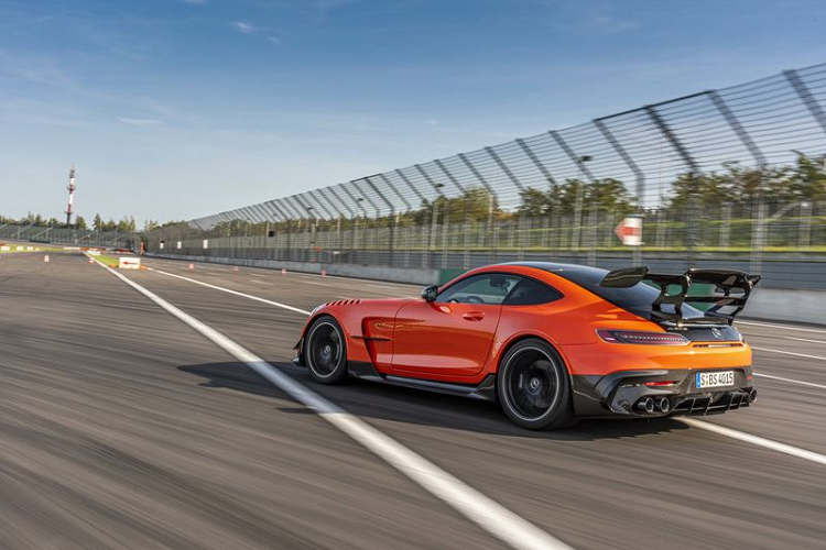 Siêu xe thể thao Mercedes-AMG GT Black Series 2021 giá hơn 10 tỷ đồng