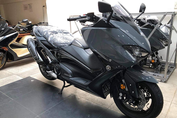 Yamaha TMax 2021 hơn 300 triệu tại Việt Nam, "đấu" Kymco AK550