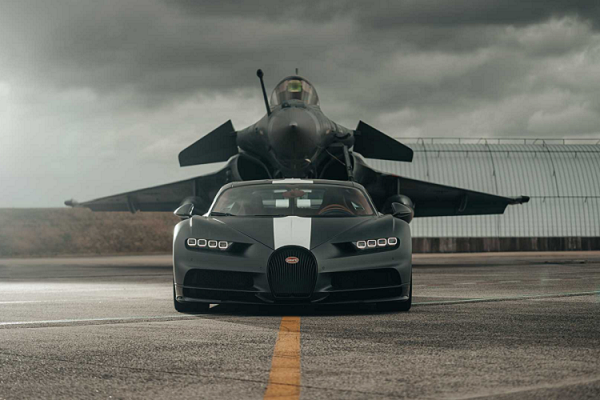 Bugatti Chiron Pur Sport "so găng" cùng tiêm kích Dassault Rafale 