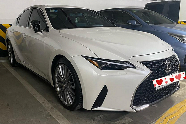 Lexus IS 2021 mới chạy 700km, “bay” hơn 200 triệu ở Hà thành