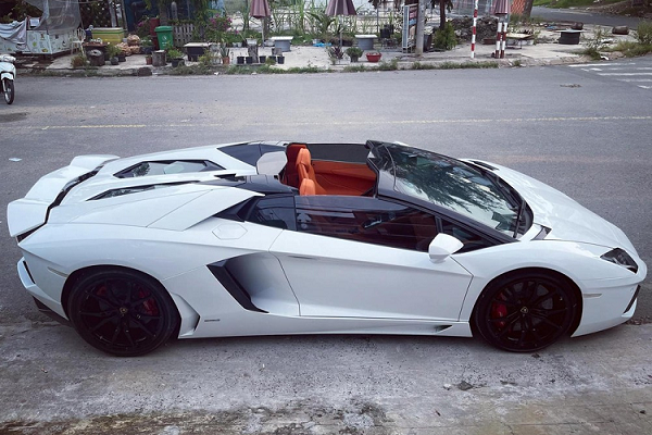 Đại gia Sài Gòn "lột xác" nội thất Lamborghini Aventador tiền tỷ