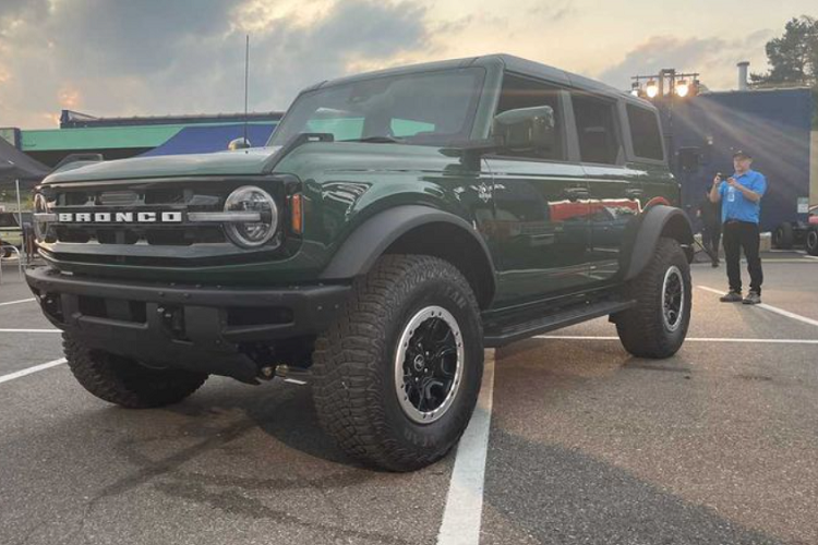 Ford Bronco 2022 đẹp hoang dã với màu sơn xanh lục mới