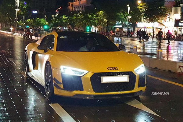 Siêu xe Audi R8 V10 Plus khoác "áo vàng" rực rỡ tại Sài Gòn