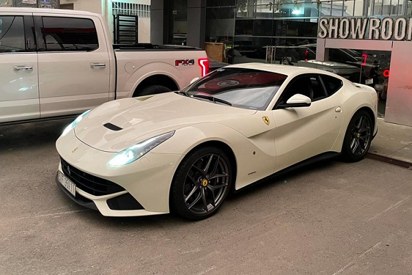 Dân chơi "nháo nhào" tìm mua Ferrari F12 Berlinetta của Phan Thành