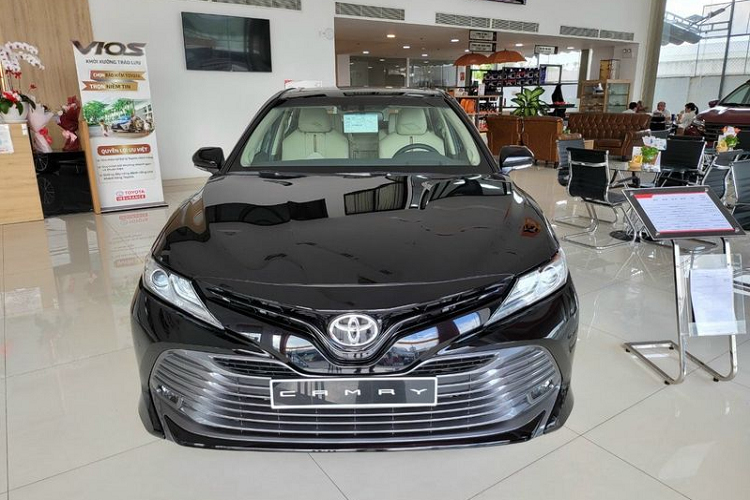 Toyota Camry tại Việt Nam đang “xả hàng”, bán ra từ 929 triệu