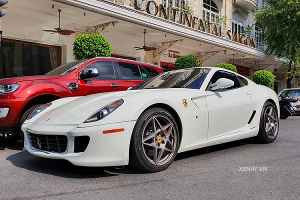 "Ngựa già" Ferrari 599 GTB nổi bật giữa thánh địa siêu xe Sài Gòn