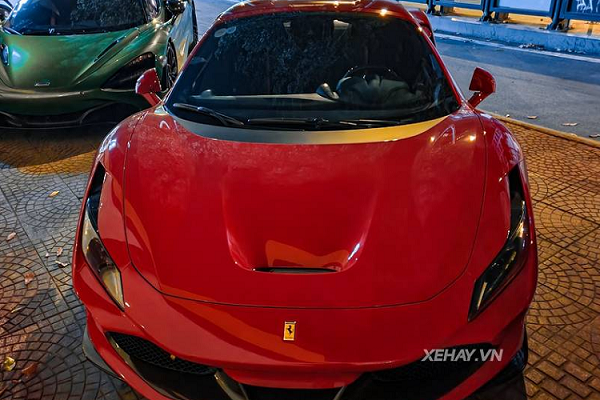 Ferrari F8 Spider hơn 20 tỷ “thả dáng” ở Sài Gòn trước giờ đón Tết