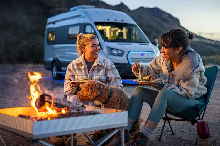 Winnebago e-RV - chiếc "nhà di động" chạy điện tới 200km/lần sạc