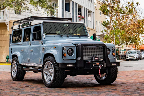 Chiếc Land Rover Defender cổ điển với hệ truyền động điện Tesla