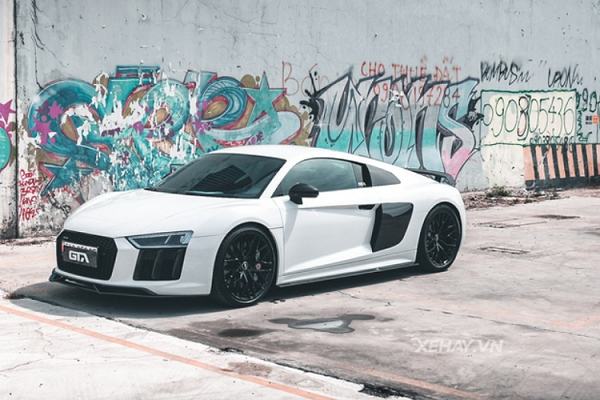 Siêu xe Audi R8 V10 Plus tại Sài Gòn được chủ nhân "lột xác"