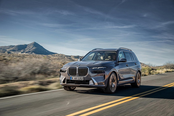 Cận cảnh BMW X7 2023 có giá từ 77.000 USD 