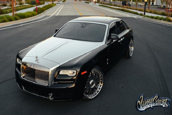 Rolls-Royce Phantom sang chảnh nhưng cá tính “dàn chân” siêu lạ