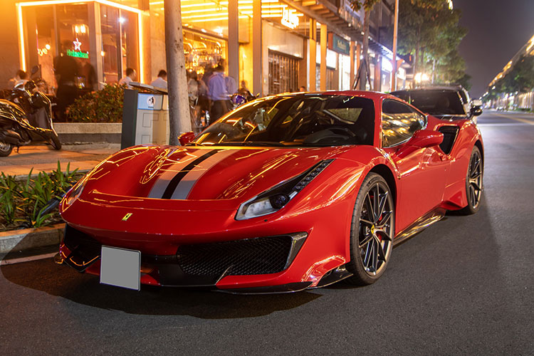 "Chạm mặt" Ferrari 488 Pista hơn 30 tỷ độc nhất Việt Nam