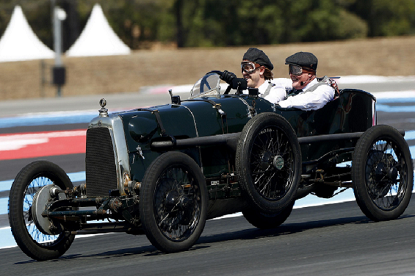 Sebastian Vettel cầm lái “ông cụ” Aston Martin Grand Prix 1922