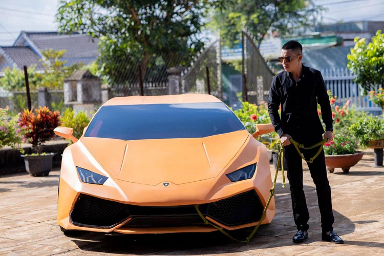 Thanh niên Việt "cắt bìa giấy" chế siêu xe Lamborghini Huracan như xịn