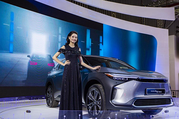 Cận cảnh Toyota bZ4X chạy hơn 400km/lần sạc tại triển lãm VMS 2022