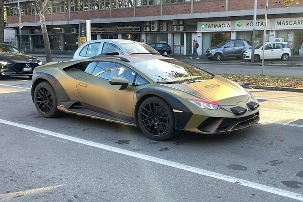 Lamborghini Huracan Sterrato 2023 - siêu xe off-road lần đầu "bát" phố