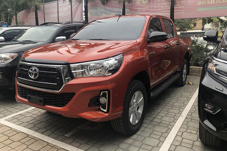 Toyota Hilux cũ rao bán đắt hơn Ford Ranger cùng đời tới 100 triệu