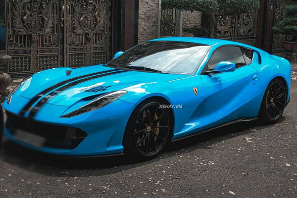 "Siêu ngựa" Ferrari 812 Superfast hơn 27 tỷ của đại gia Sài Gòn