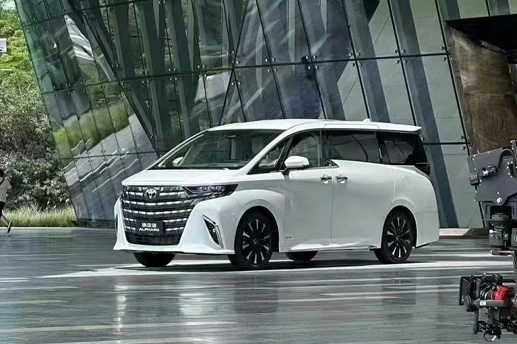 Toyota Alphard 2024 lộ diện "bằng xương, bằng thịt" trước ngày ra mắt