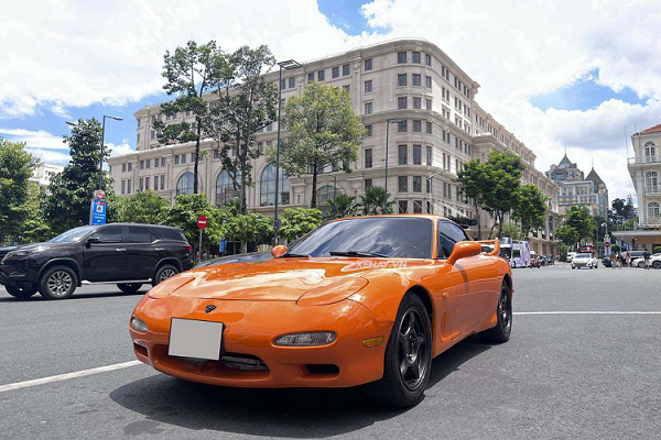 "Chạm mặt" biểu tượng thể thao Mazda RX-7 trên phố Sài Gòn