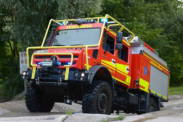 Mercedes-Benz Unimog - chiếc xe "khủng long" chữa cháy chuyên nghiệp