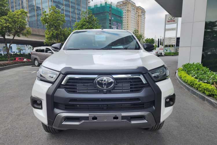 Toyota Hilux 4x4 AT Adventure hơn 1 tỷ tại Việt Nam, nội thất “lạc hậu“