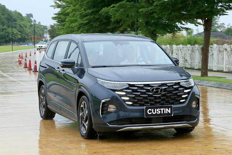 Hyundai Custin giảm tiền mặt tới 25 triệu tại đại lý, "đè" Toyota Innova Cross