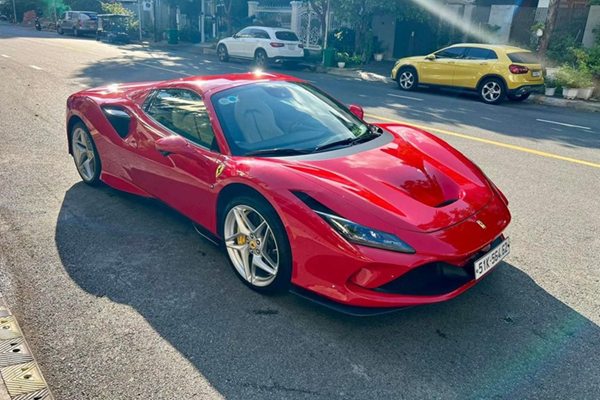 Ferrari F8 Spider chạy 7.000km lên sàn xe cũ, lỗ nhẹ hơn 4 tỷ đồng