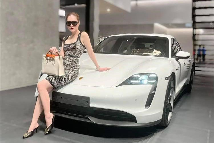 Porsche Taycan của vợ chồng Đoàn Di Băng rao bán được giá 4 tỷ đồng